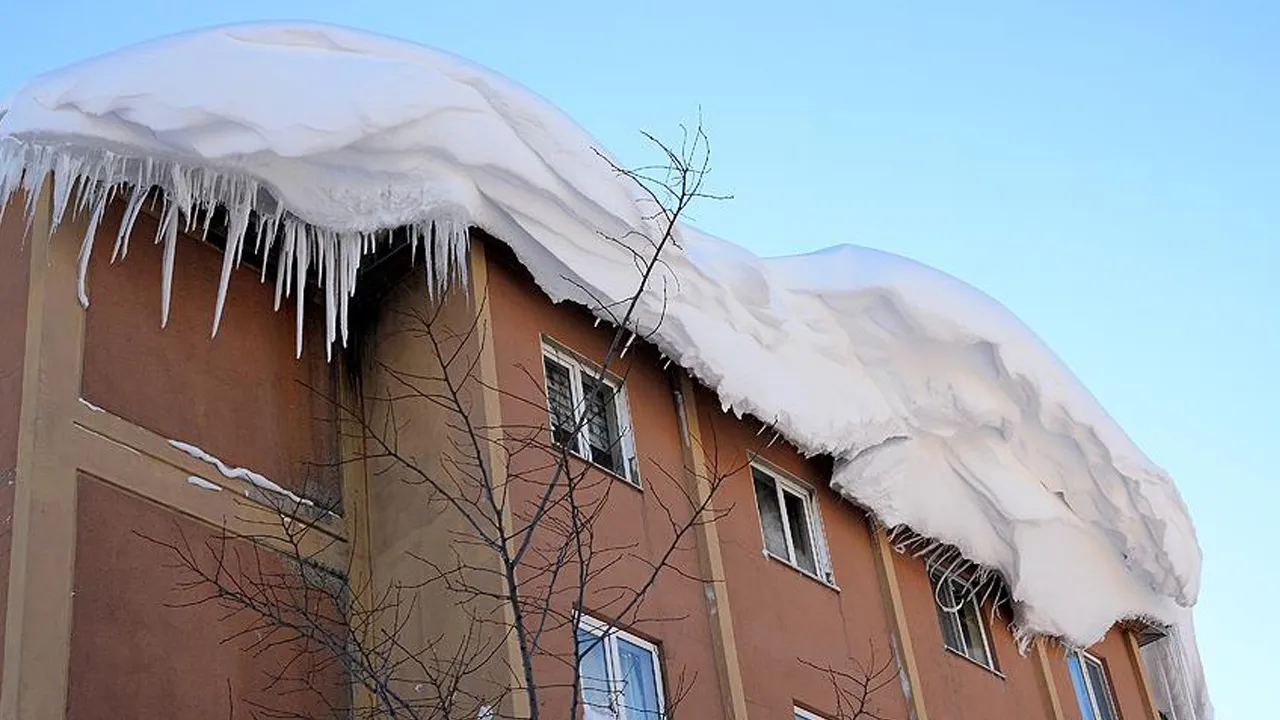 Bingöl'de acı olay: Buzla karışık kar kütlesi hayattan kopardı