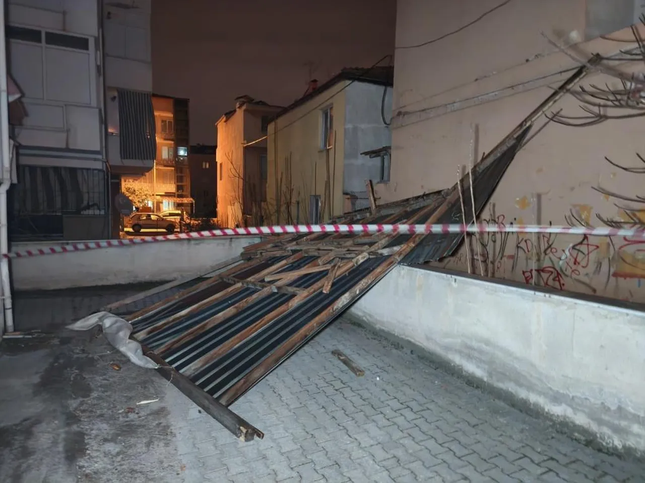 Denizli'yi fırtına vurdu: Ağaçlar devrildi, çatılar uçtu!