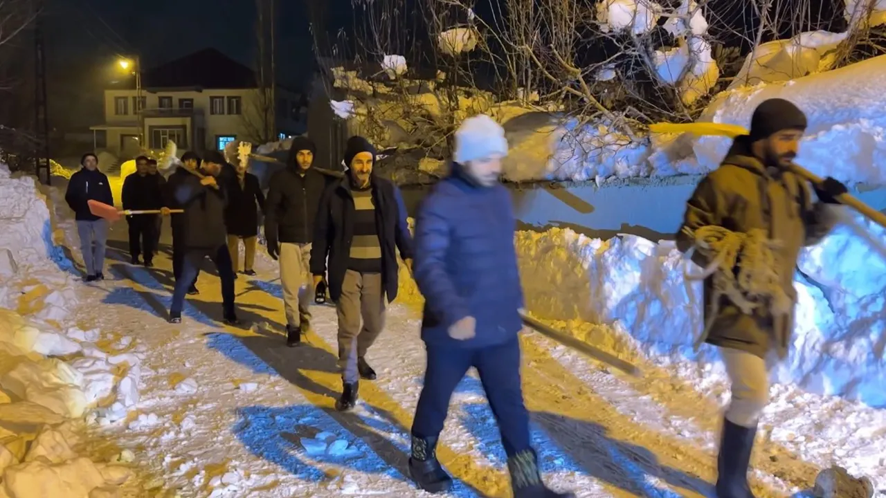 Deprem sandılar, gerçek başka çıktı! İmam çağrı yaptı, kazmasını alan köylü koştu