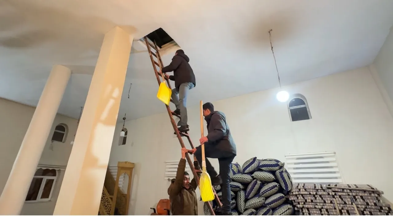 Deprem sandılar, gerçek başka çıktı! İmam çağrı yaptı, kazmasını alan köylü koştu