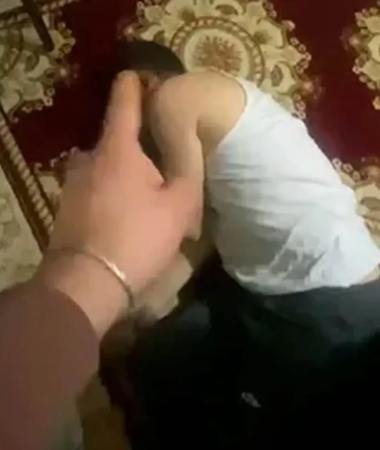 Engelli babasını öldüresiye dövüp videoya aldı: Gurur duy!