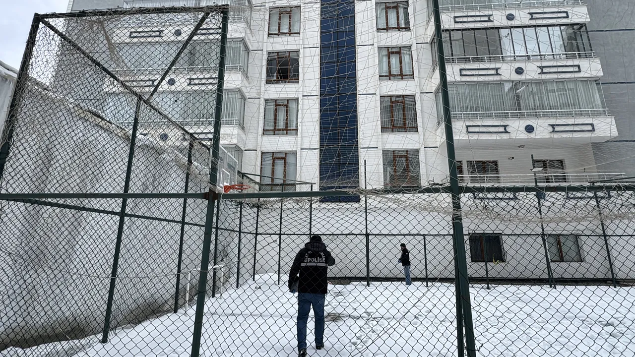 Erzurum'da feci olay: Cam silerken 3. kattan düşen kadın öldü