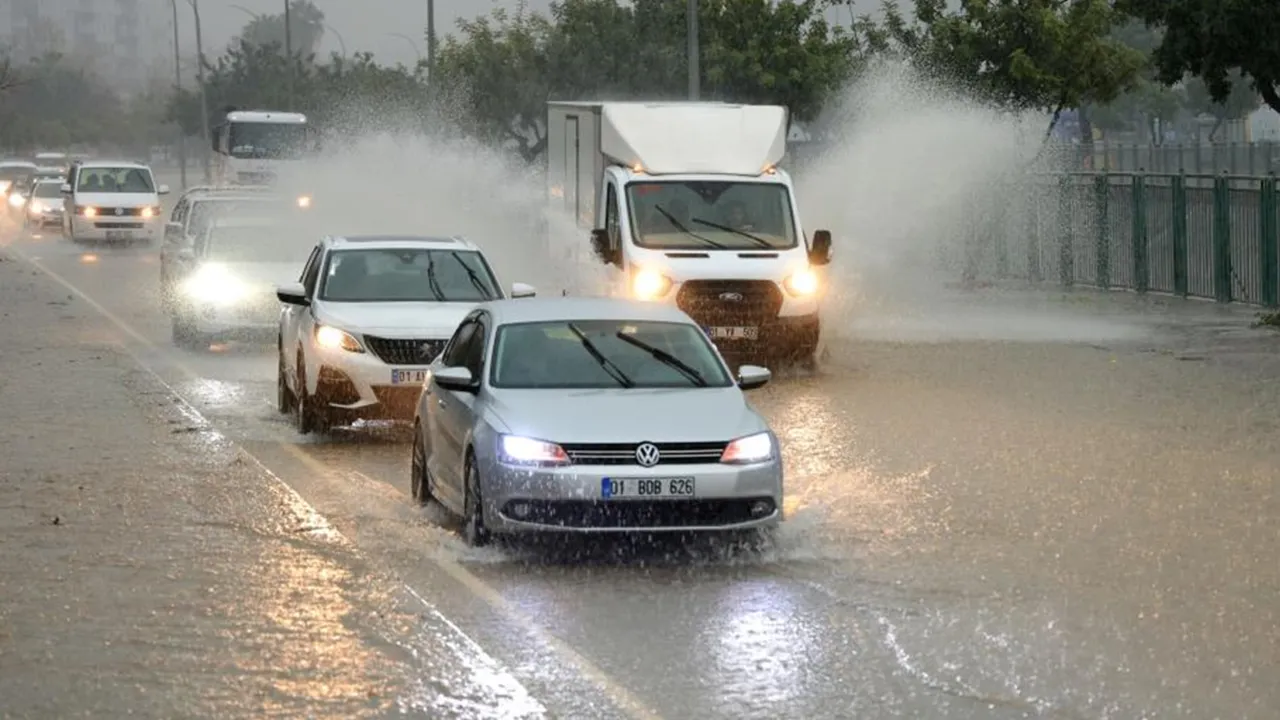 Gece başladı, sabah sel vurdu! Meteoroloji'nin uyardığı kent göle döndü