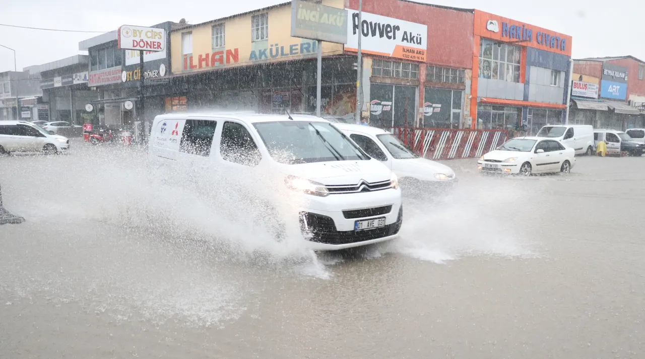 Gece başladı, sabah sel vurdu! Meteoroloji'nin uyardığı kent göle döndü