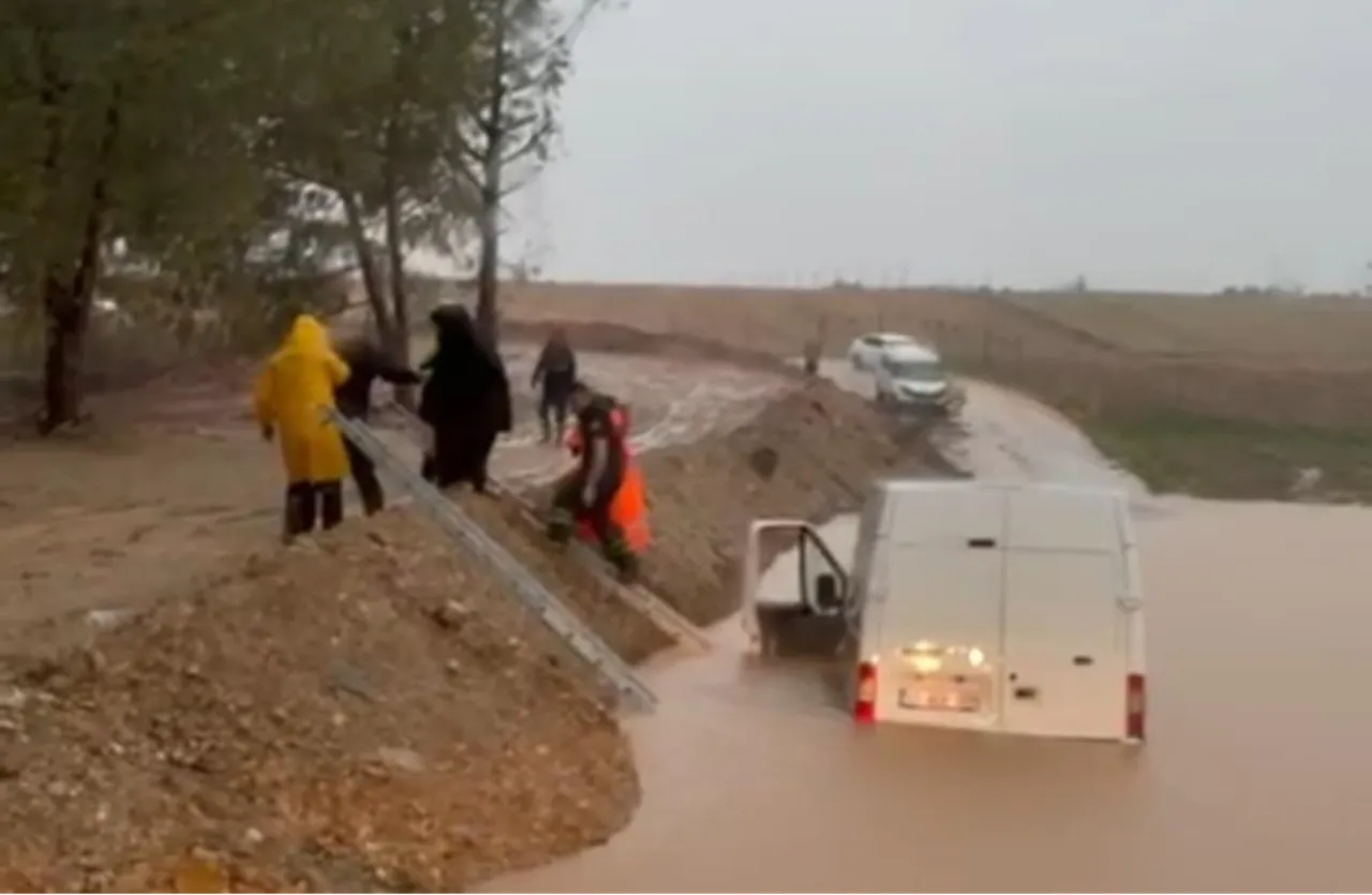 Gece başladı, sabah sel vurdu! Meteoroloji'nin uyardığı kent göle döndü