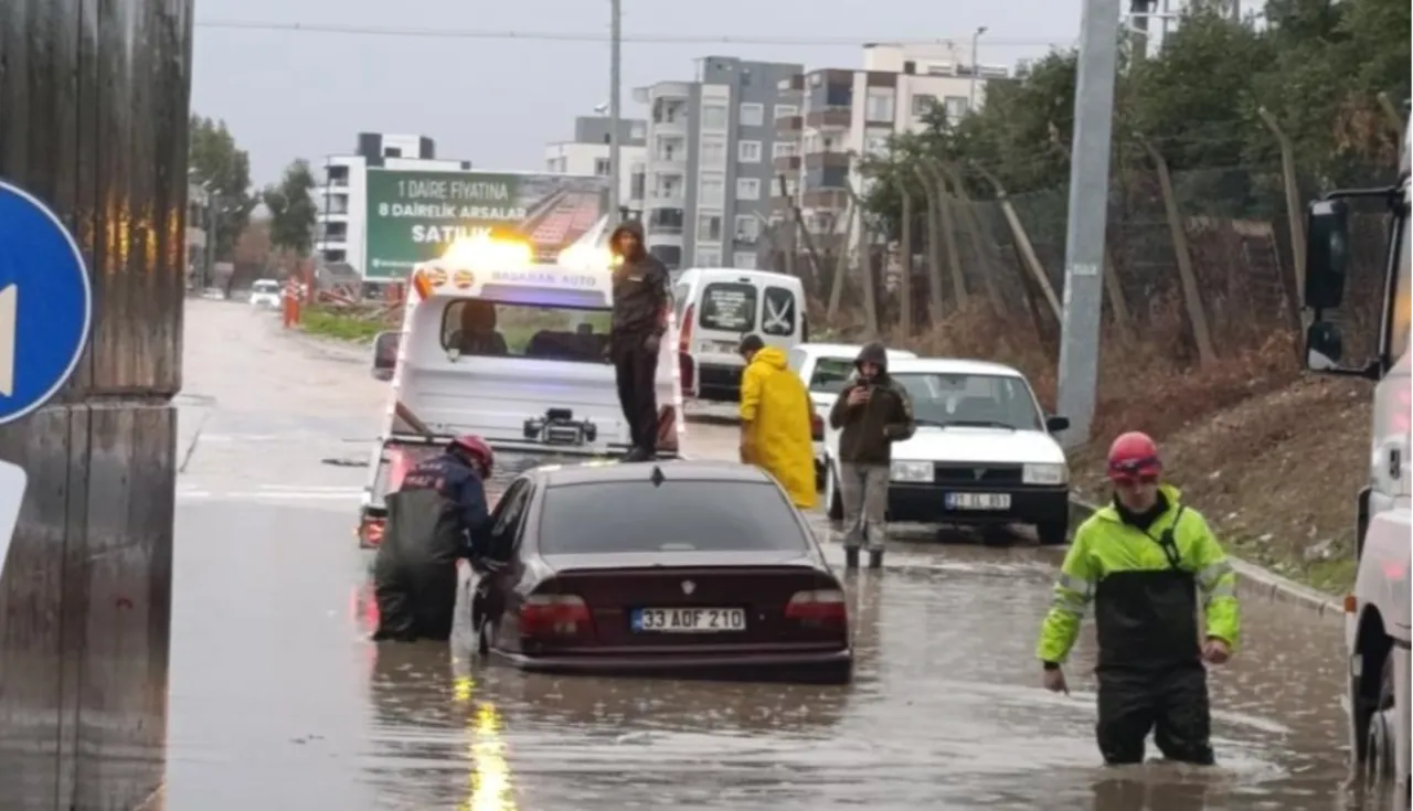 Gece başladı, sabah sel vurdu! Meteoroloji'nin uyardığı kent göle döndü