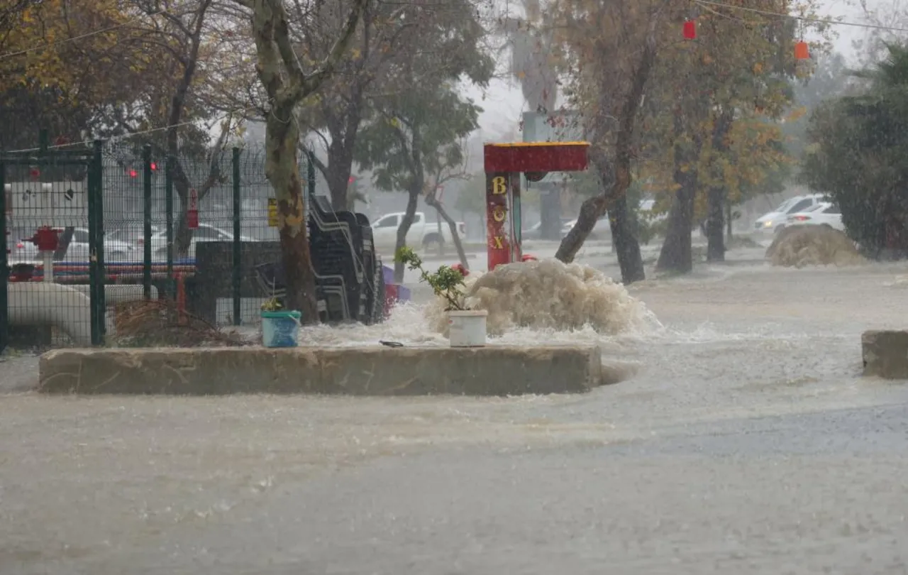 Gece başladı, sabah sel vurdu! Meteoroloji'nin uyardığı kent göle döndü