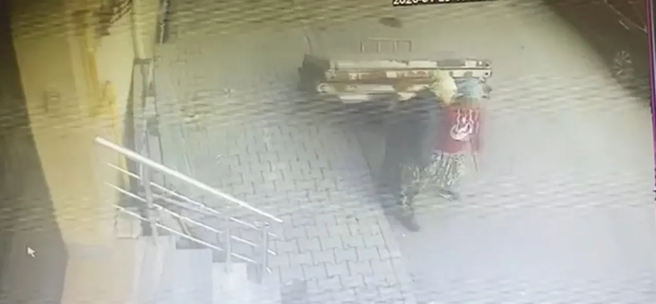 Güpegündüz dev panelleri çaldılar! Kocaeli'de hırsızlık kamerada