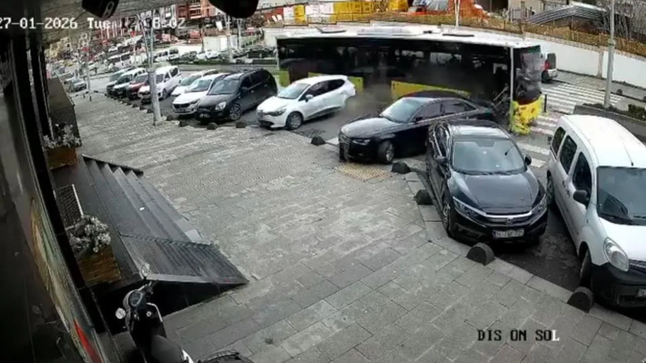 İETT otobüsü park halindeki araçlara çarptı! Kaza anı kamerada