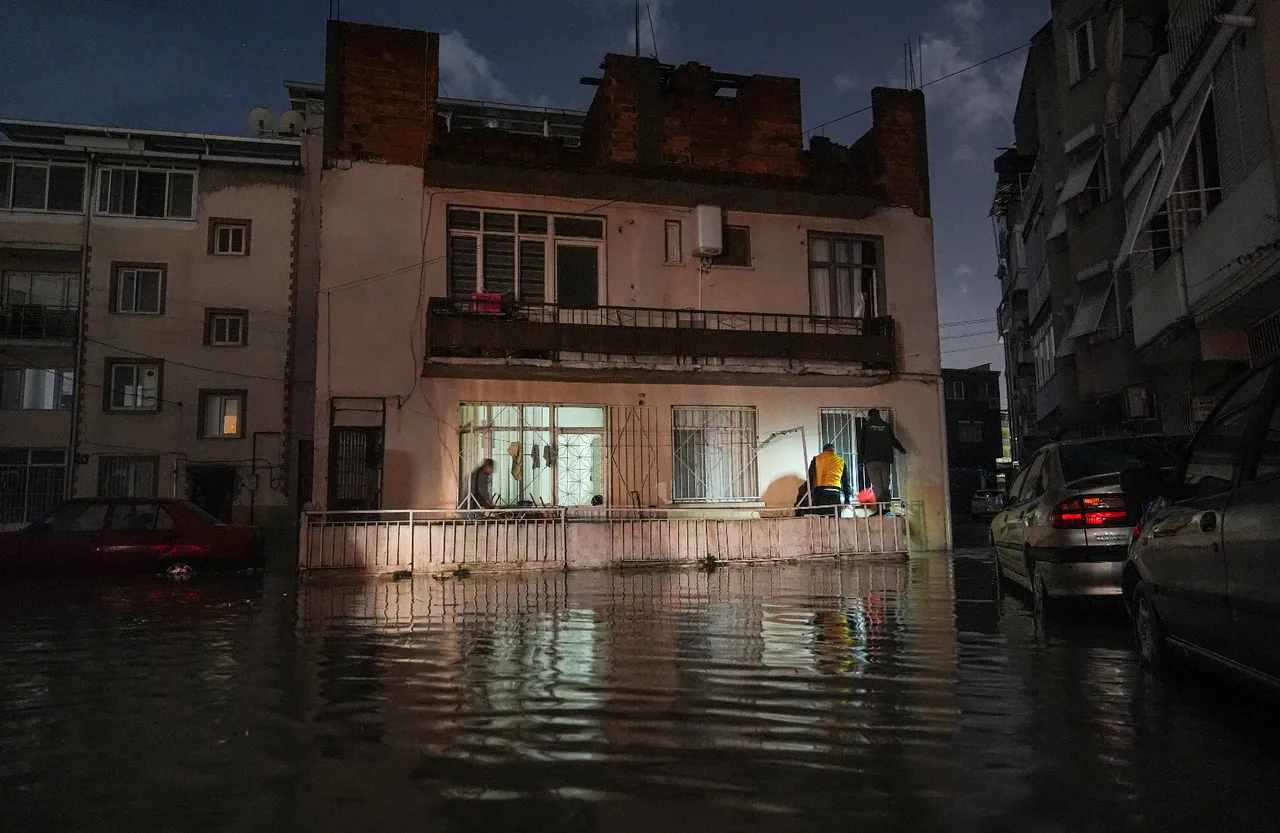 İzmir’i sağanak vurdu: Yollar göle döndü, ev ve iş yerlerini su bastı