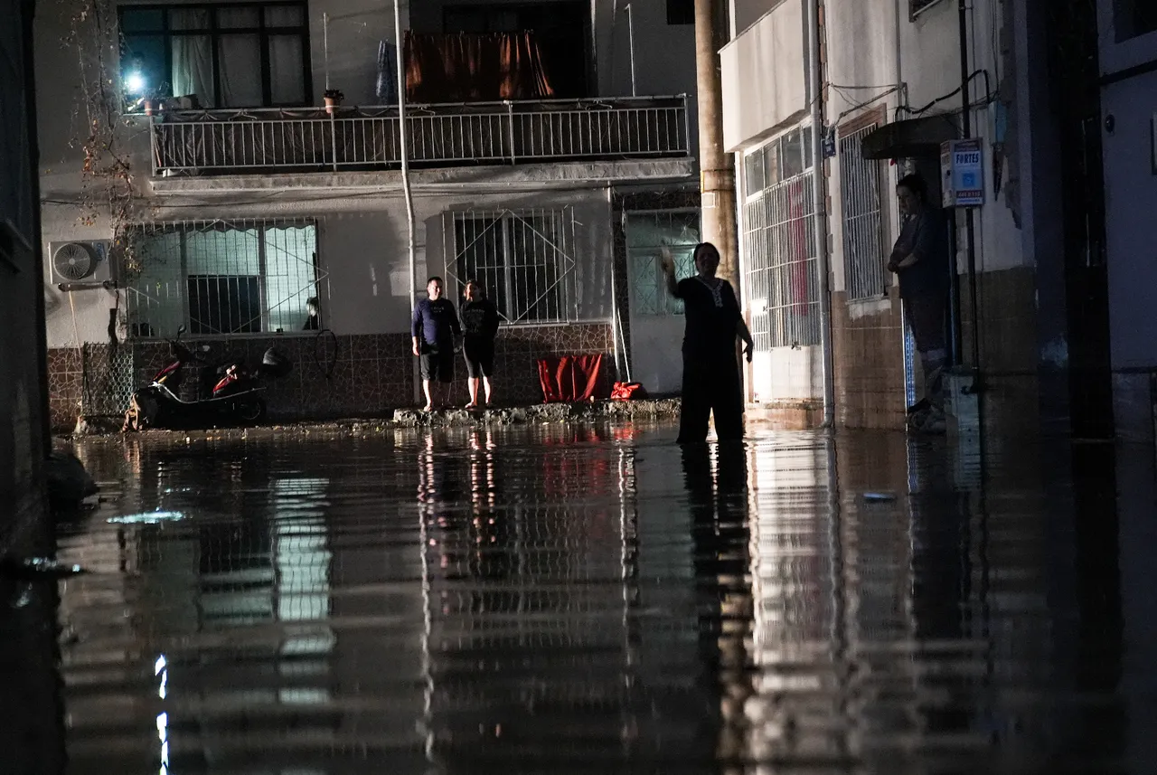 İzmir’i sağanak vurdu