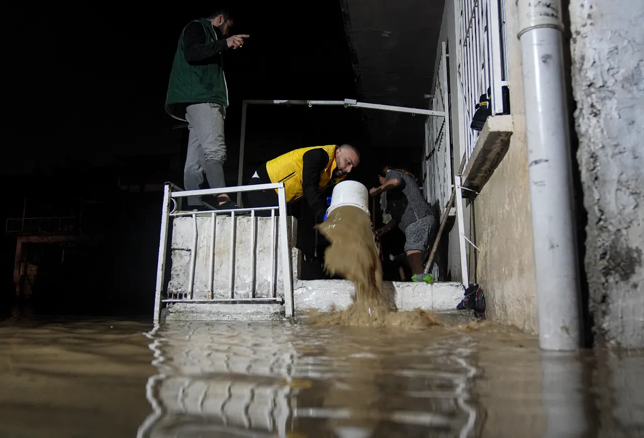 İzmir’i sağanak vurdu