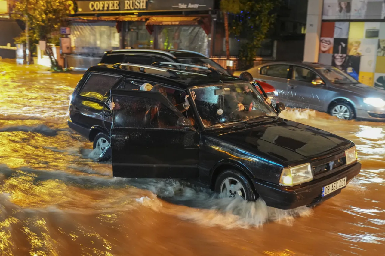 İzmirli bile bu manzaraya inanamadı! Sel ve fırtına hayatı durdurdu