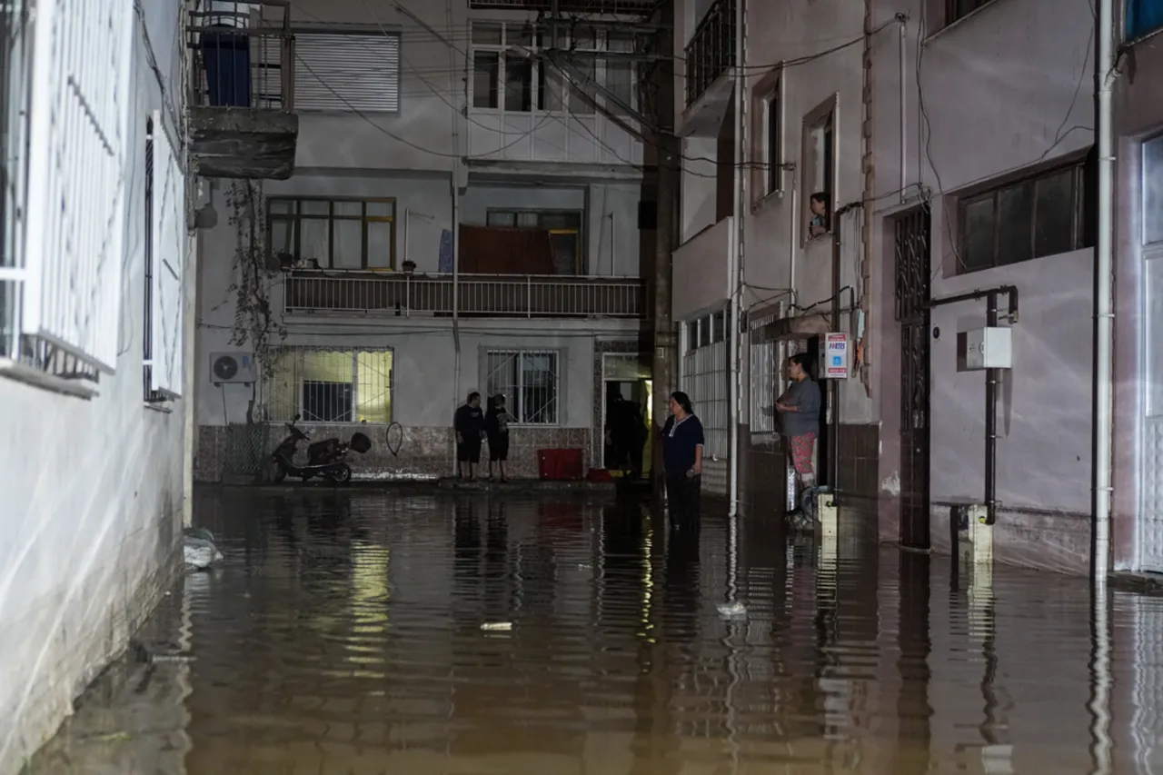 İzmirli bile bu manzaraya inanamadı! Sel ve fırtına hayatı durdurdu
