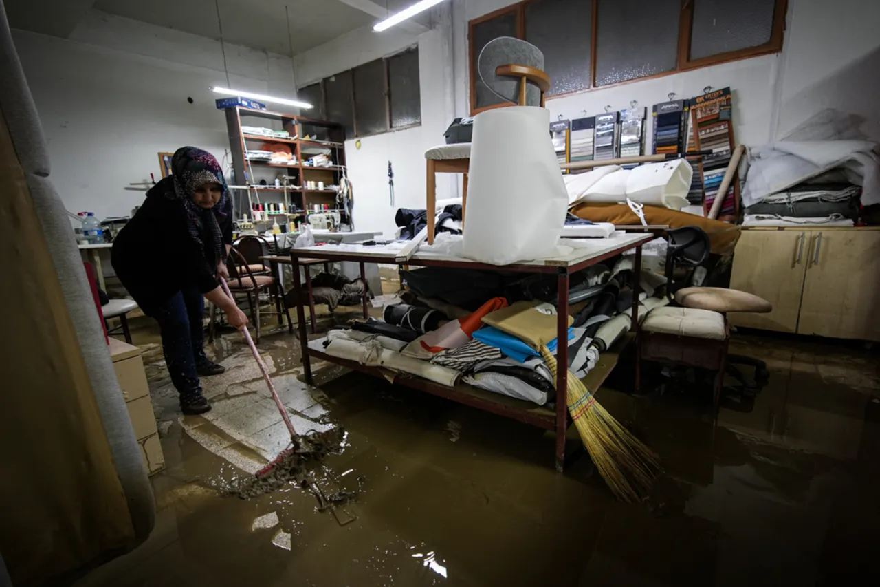İzmirli bile bu manzaraya inanamadı! Sel ve fırtına hayatı durdurdu