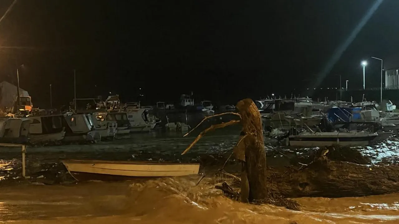  Kepez Çayı taştı! Çanakkale'de sahil yolu ulaşıma kapandı