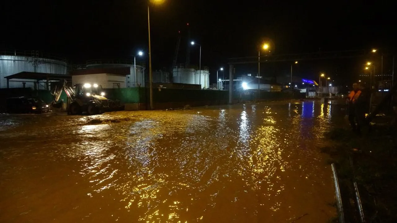 Kepez Çayı taştı! Çanakkale'de sahil yolu ulaşıma kapandı