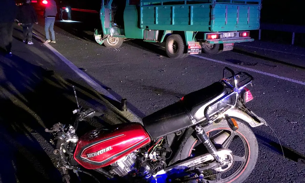 Motosikletle kamyonetin çarpıştığı kazada 2 kişi öldü! Giresun'da feci kaza 