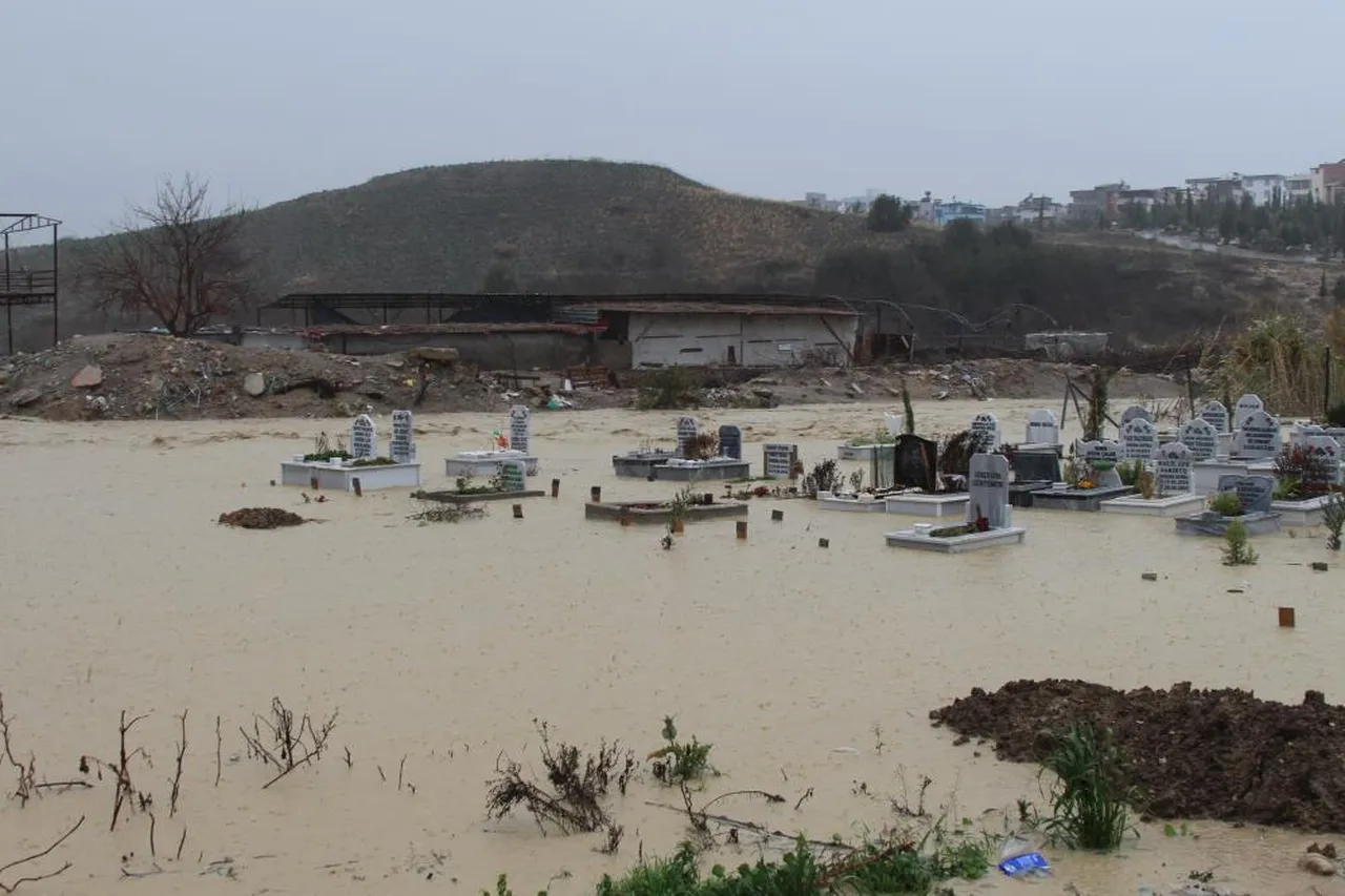 Sağanak yağış kanalı taşırdı! Mezarlar sular altında kaldı