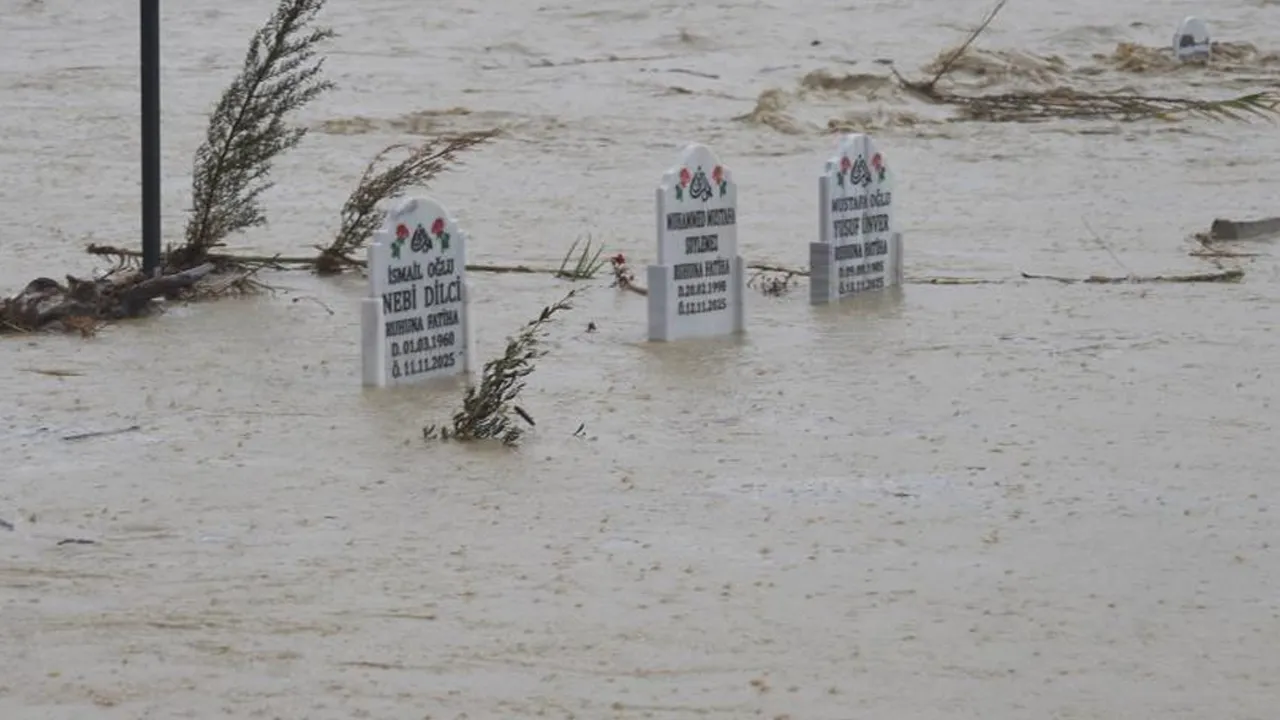 Sağanak yağış kanalı taşırdı! Mezarlar sular altında kaldı