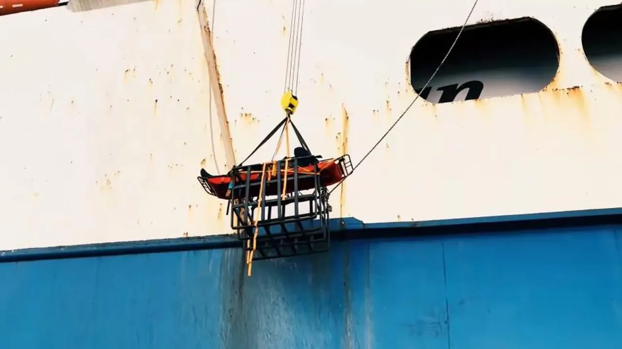 Sakarya açıklarında gemide fenalaşan vatandaş tahliye edildi