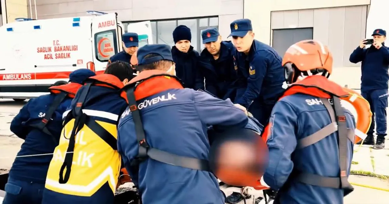 Sakarya açıklarında gemide fenalaşan vatandaş tahliye edildi