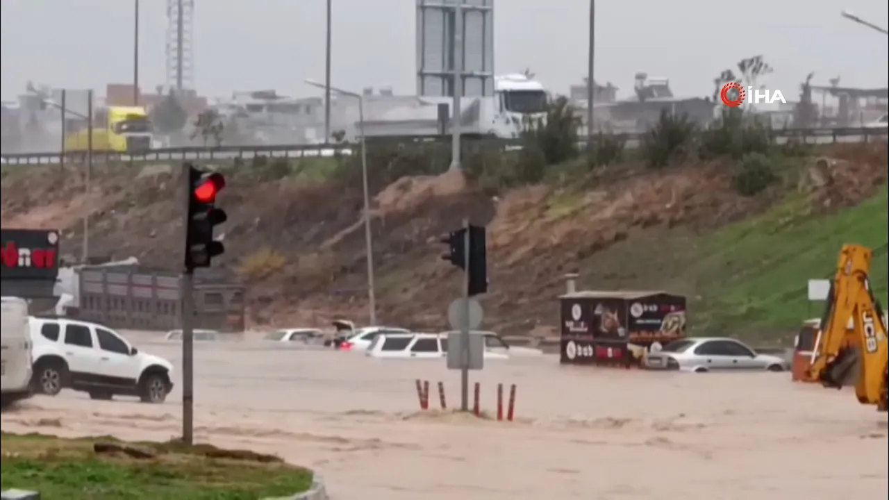 Sarıçam’da hortum, Seyhan’da sel! Adana sağanak yağışa teslim oldu