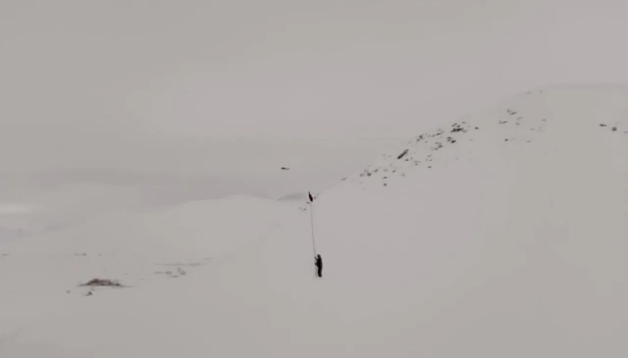 Şırnak'ta alkışlanacak hareket! Hasta almaya gelen helikoptere bez sallayarak yol gösterdi