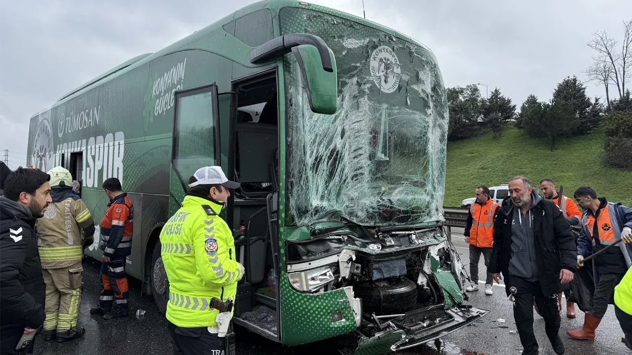 TEM Otoyolu'nda kaza: Konyaspor takım otobüsü tırla çarpıştı