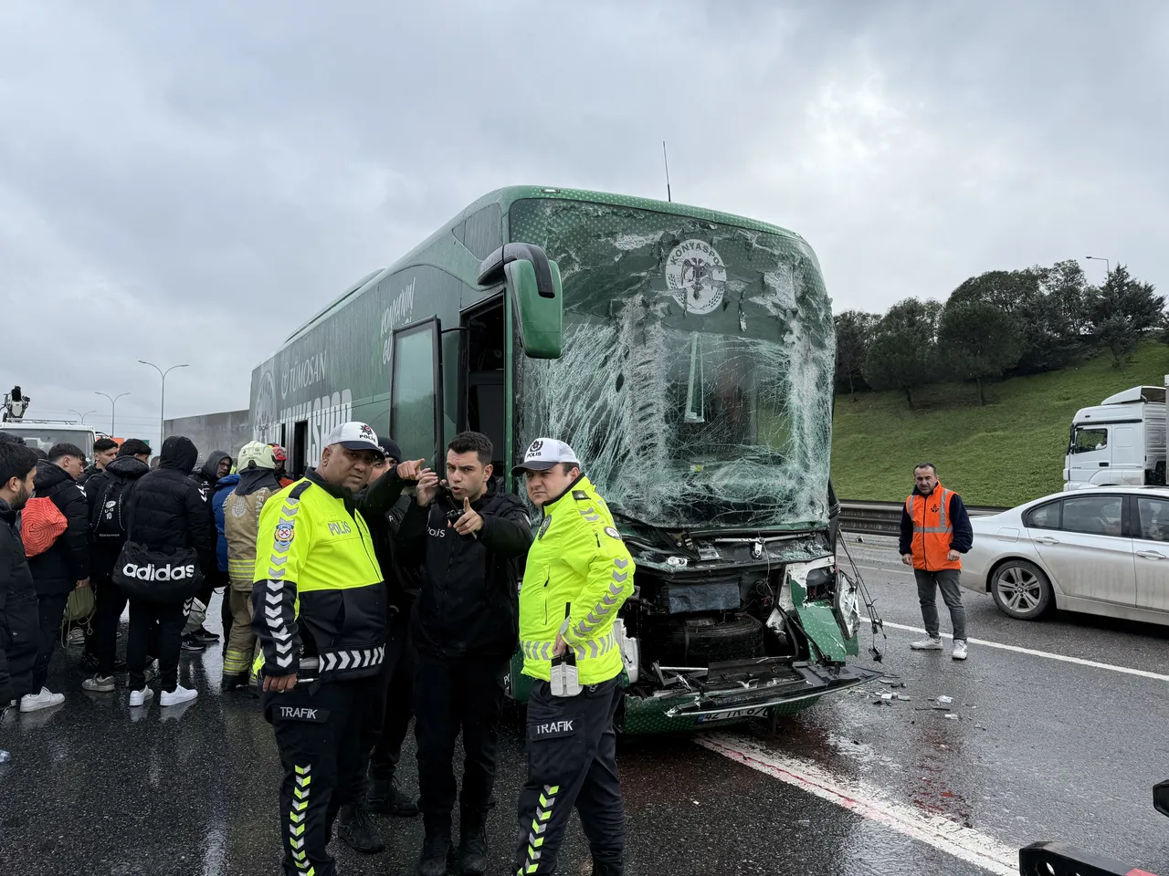 Konyaspor futbolcularını taşıyan otobüs, TEM'de kamyonla çarpıştı.