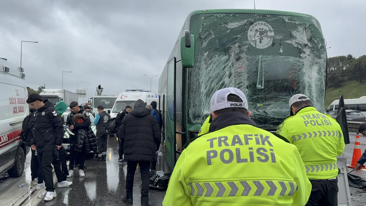 Araçta bulunan antrenörler, futbolcular ve destek ekibinin sağlık durumlarının iyi olduğu belirtildi.