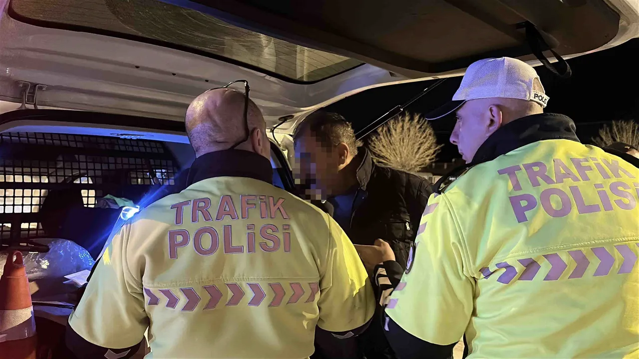 Alkollü sürücü, polise zor anlar yaşattı: Ahmetcim, canımı sıktın!