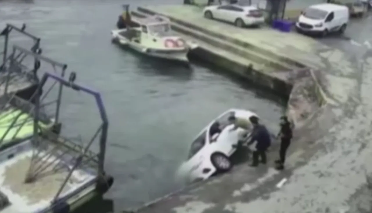 Araç denize uçtu! Sürücüyü kurtarmak için denize atladı