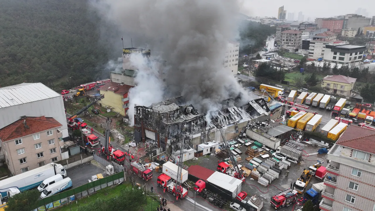 Ataşehir'de fabrika yangını!