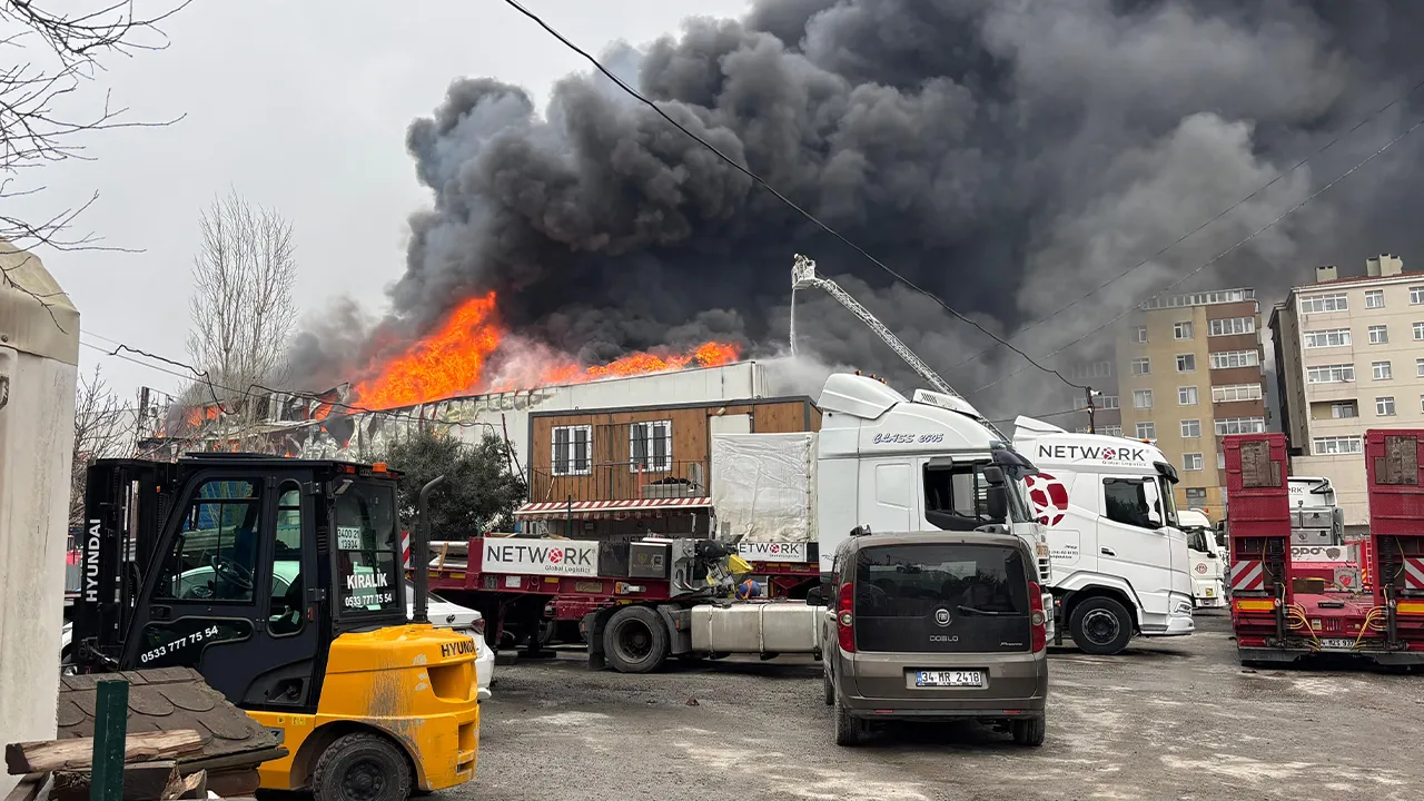 Ataşehir'de fabrika yangını! Ekipler bölgede