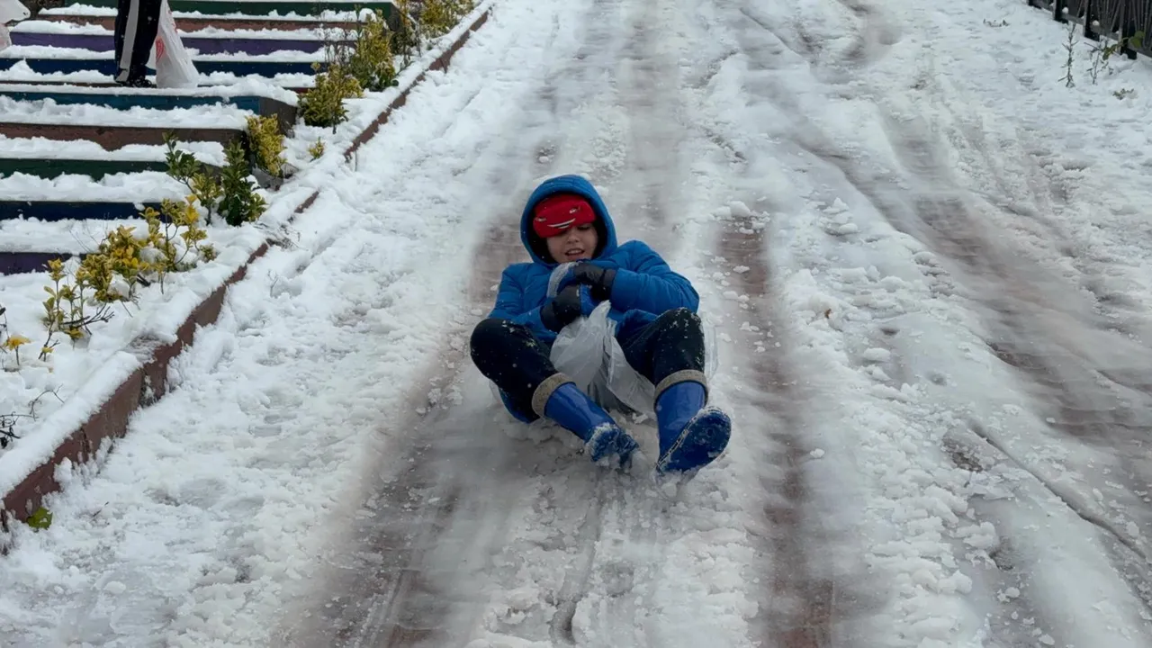 Atkı eldiven ne varsa çıkarın! AKOM ilçe ilçe uyardı, İstanbul'a kar geliyor