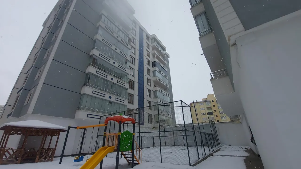 Cam silerken 3. kattan düşen öğretmen defnedildi