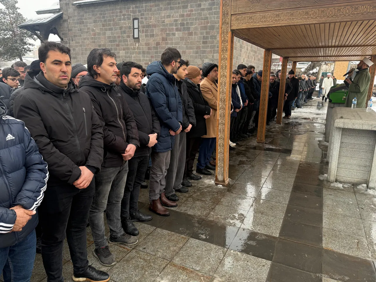 Cam silerken 3. kattan düşen öğretmen defnedildi