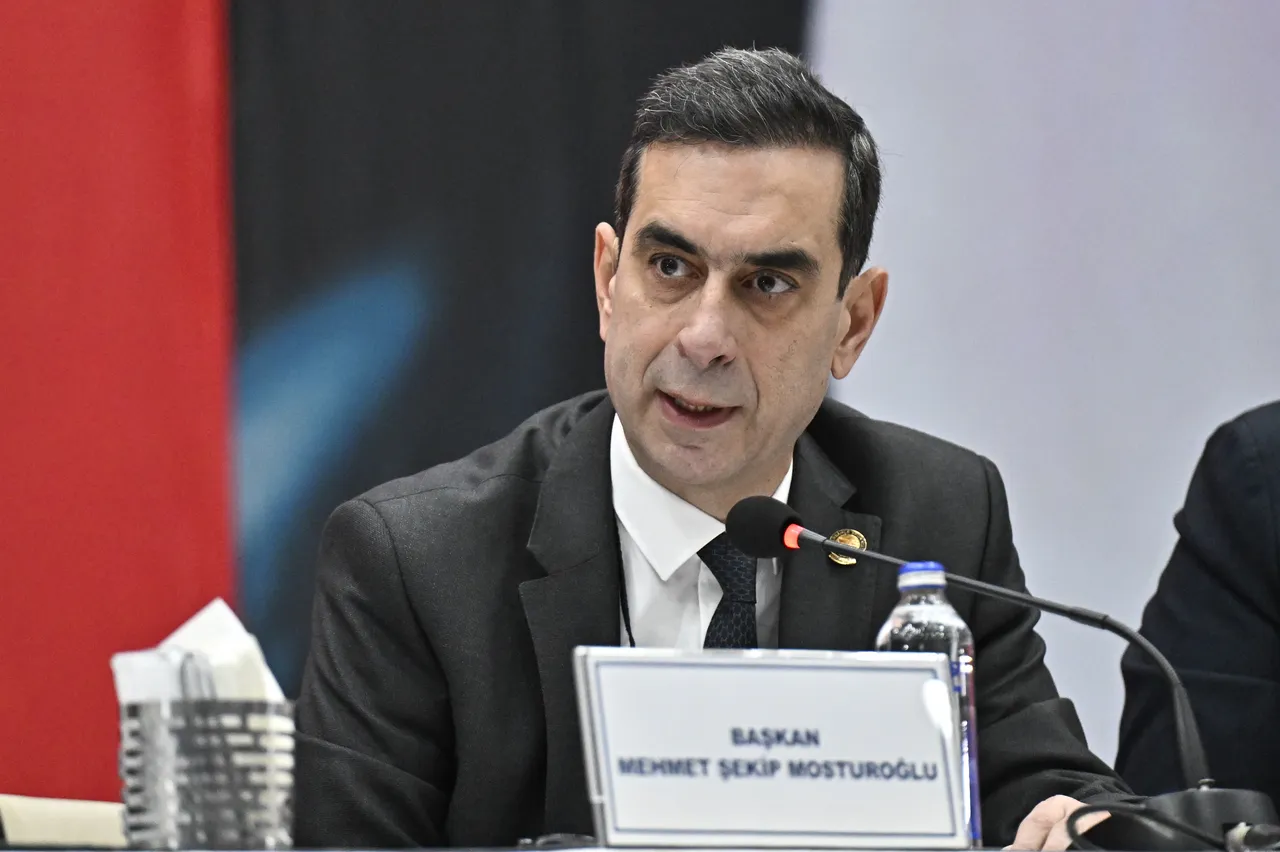 Toplantının açılış konuşmasını yapan Yüksek Divan Kurulu Başkanı Şekip Mosturoğlu, "birlik ve beraberlik" mesajı verdi