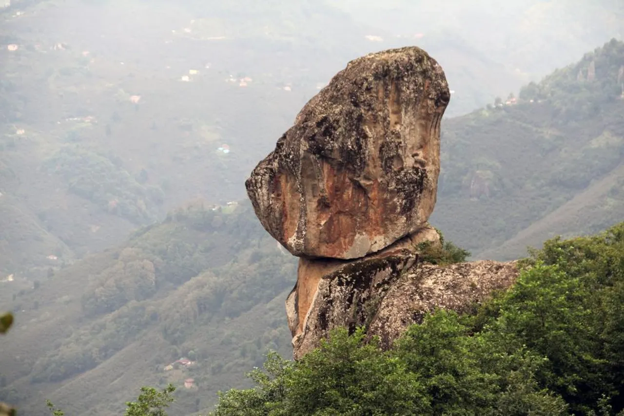 Fizik kurallarına aykırı! 'Gelin Kayası' efsanesini duyan geliyor...