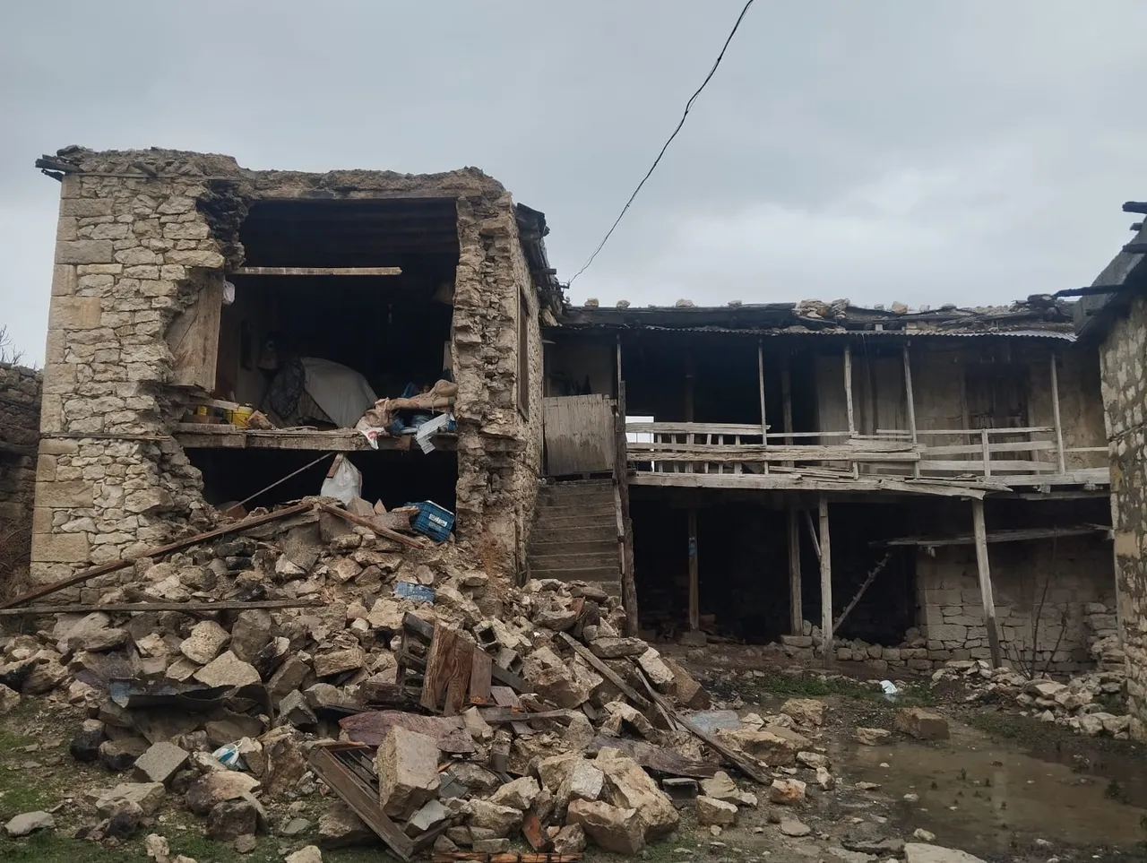 Komşusu 'adam öldü evi de yıkıldı' dedi, o anda olanlar oldu