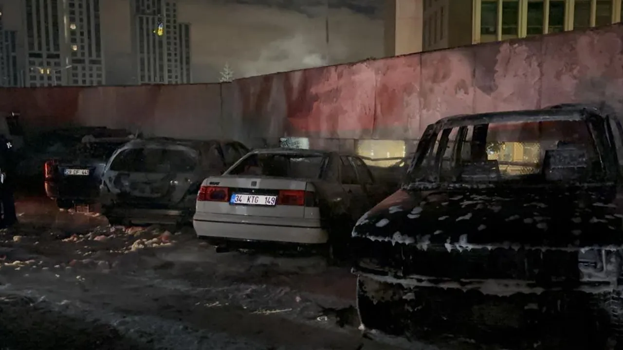Maslak Atatürk Oto Sanayi Sitesi otoparkında yangın! 5 araç zarar gördü