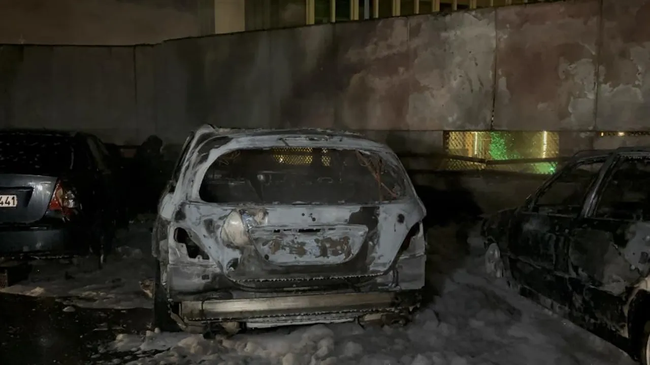 Maslak Atatürk Oto Sanayi Sitesi otoparkında yangın! 5 araç zarar gördü