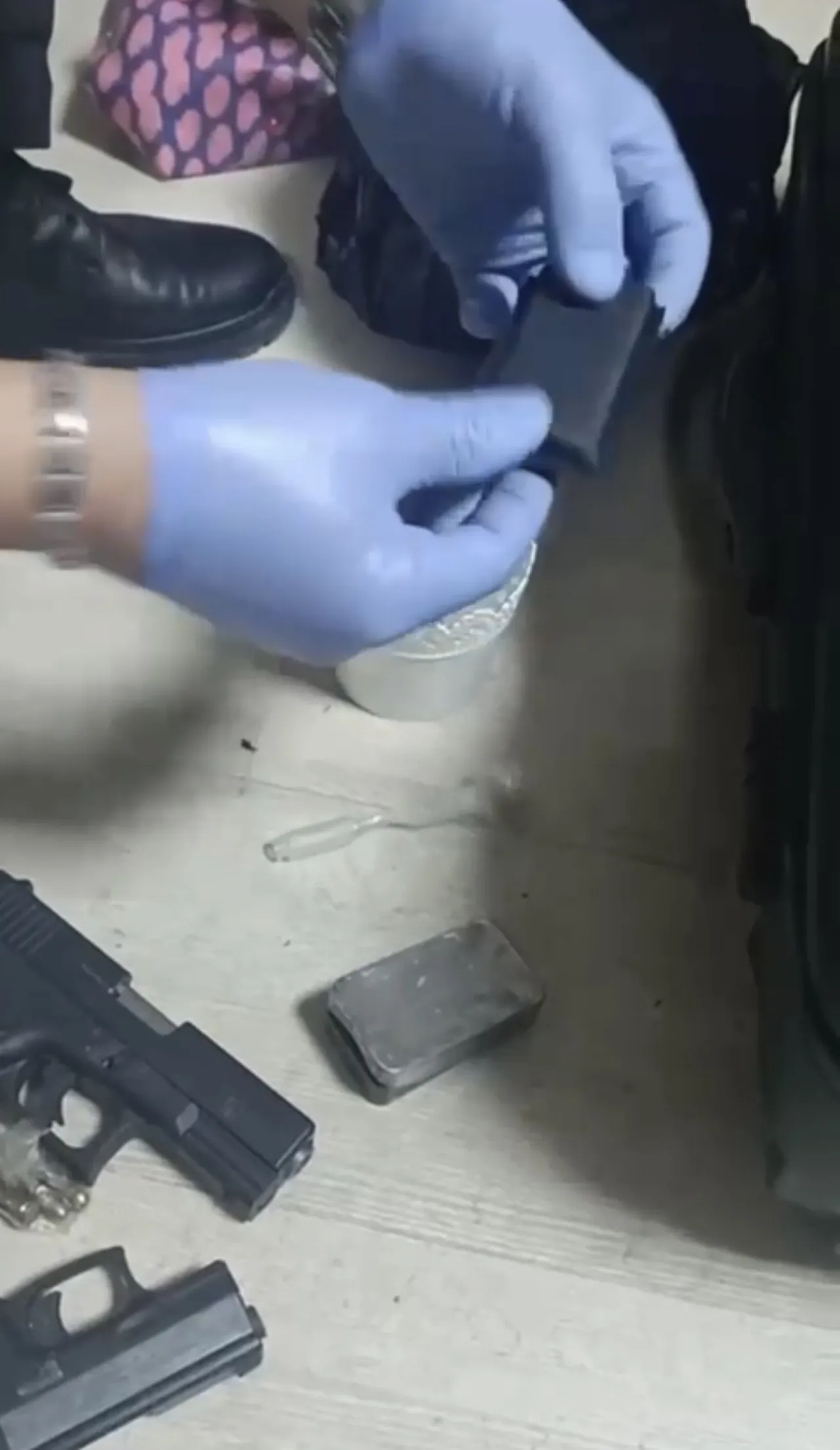 Polis, "Baron abla" lakaplı torbacı kadını pizzacı kılığında yakaladı