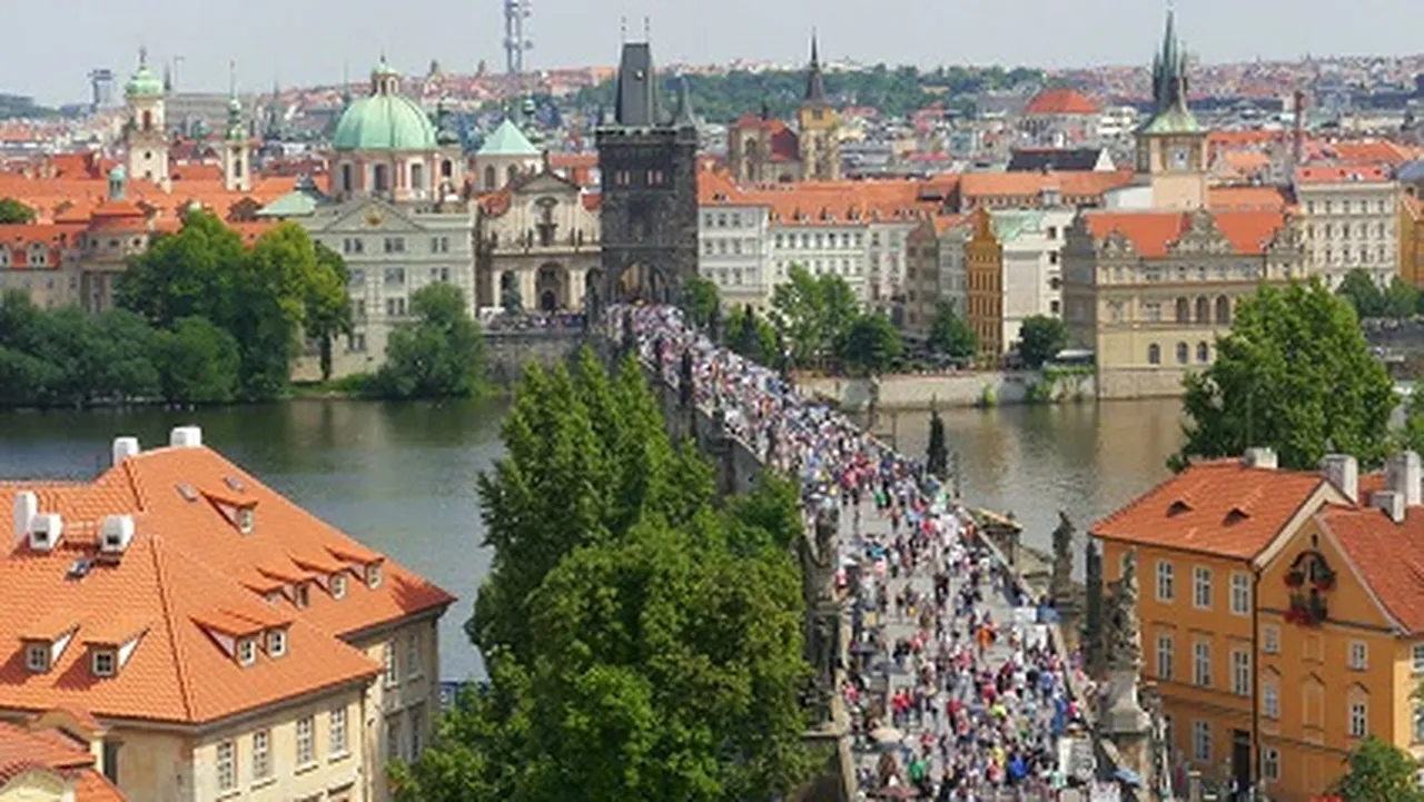 Karlovy Köprüsü her zaman kalabalık