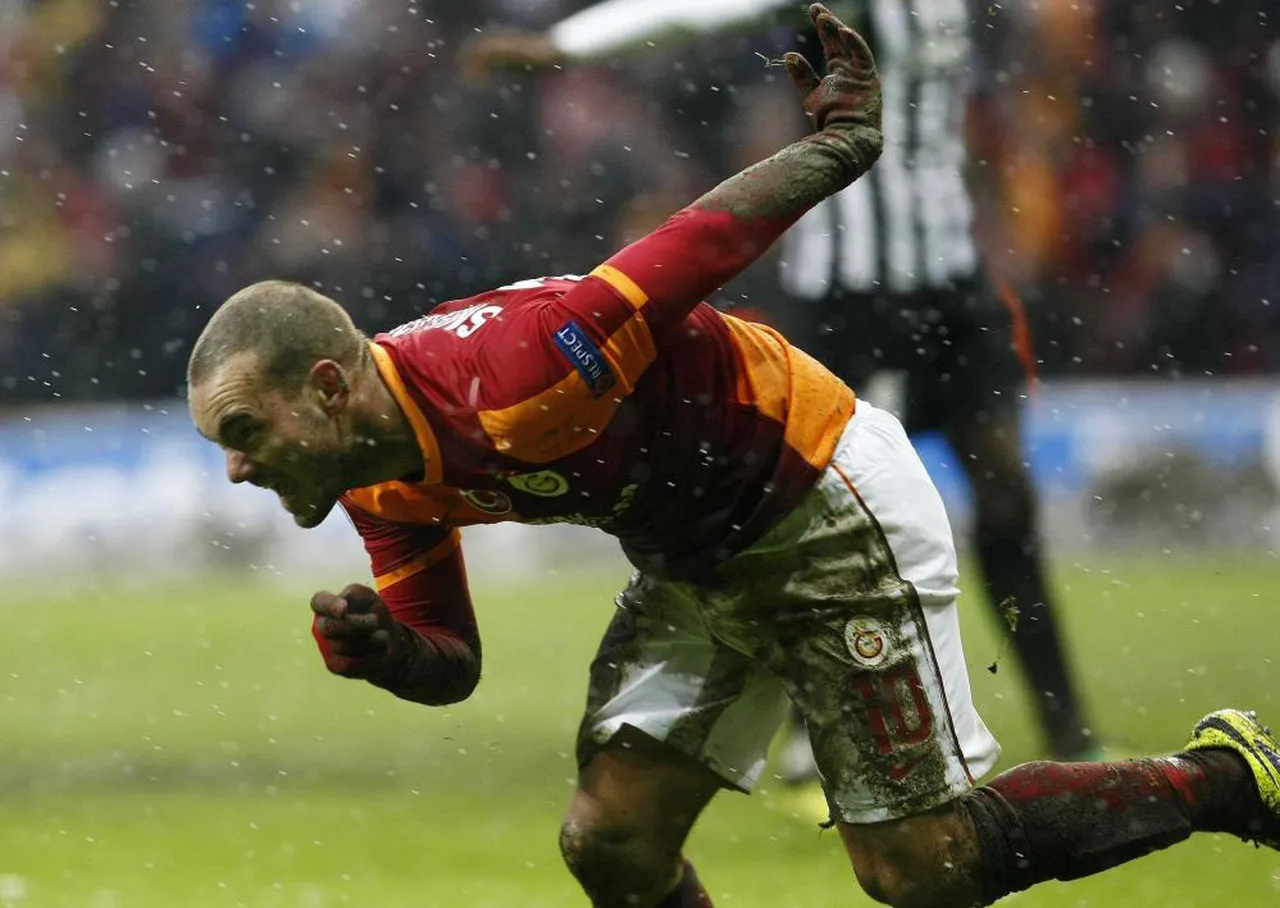 İki takım 11 Aralık 2013'te karşılaşmış; Galatasaray, kar yağışı nedeniyle ertesi gün kaldığı yerden devam eden maçı 85'te Wesley Sneijder'in golüyle 1-0 kazanmıştı.