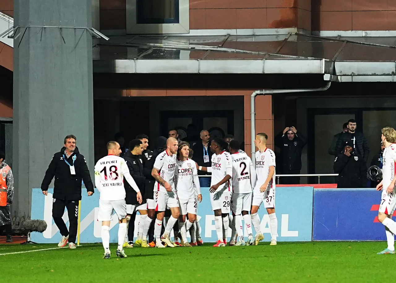 Samsunspor'a galibiyeti getiren golü 90+2. dakikada Jaurès Assoumou kaydetti.