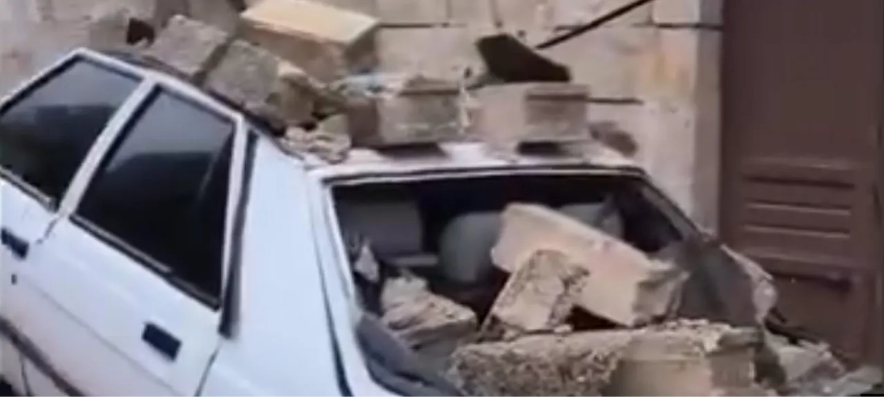 Şanlıurfa'da sağanak sonrası çökme! İstinat duvarı otomobilin üzerine böyle devrildi