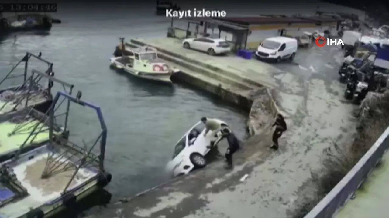 Sarıyer sahilinde can pazarı! Araç denize düştü, çevredekiler seferber oldu