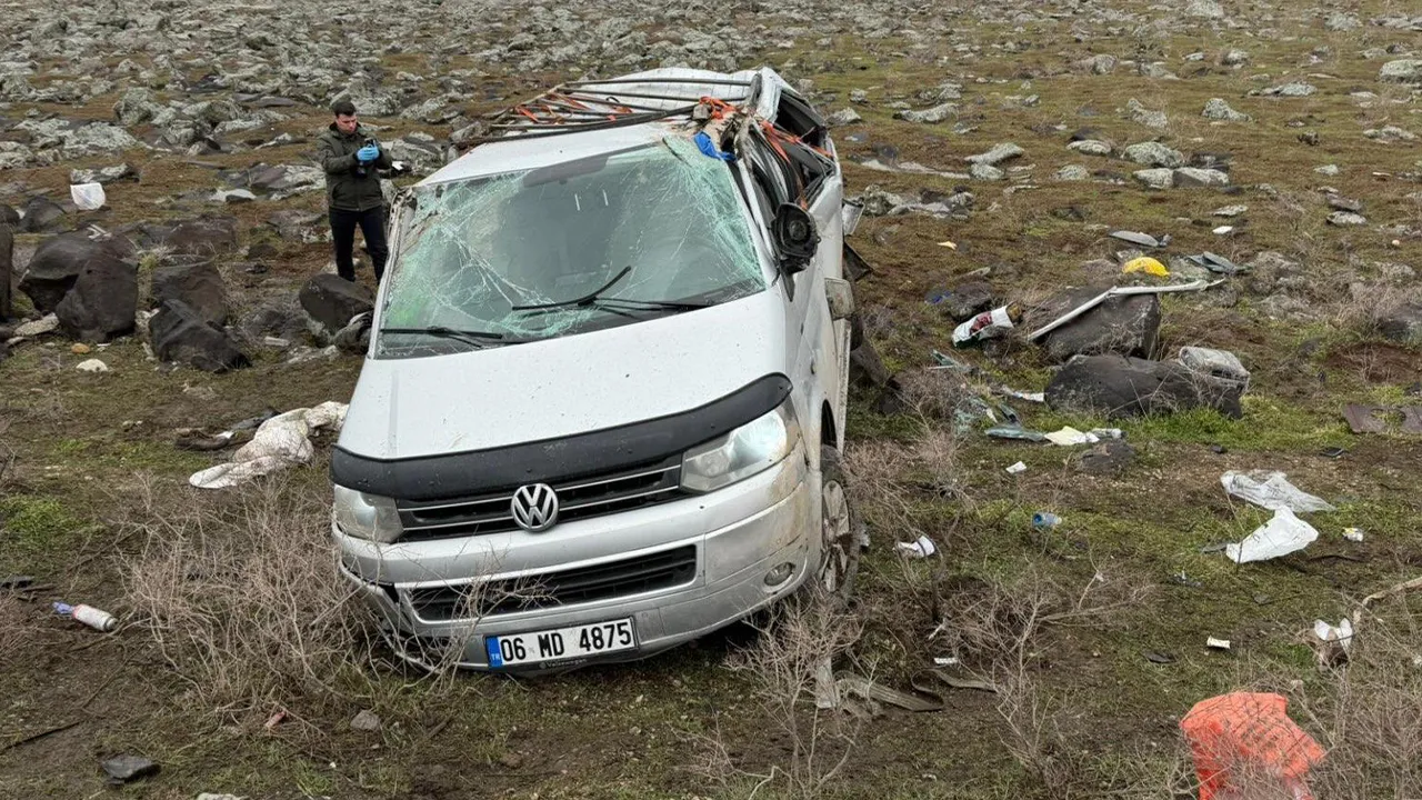 Şırnak'ta mikrobüs şarampole devrildi! Ölü ve yaralılar var